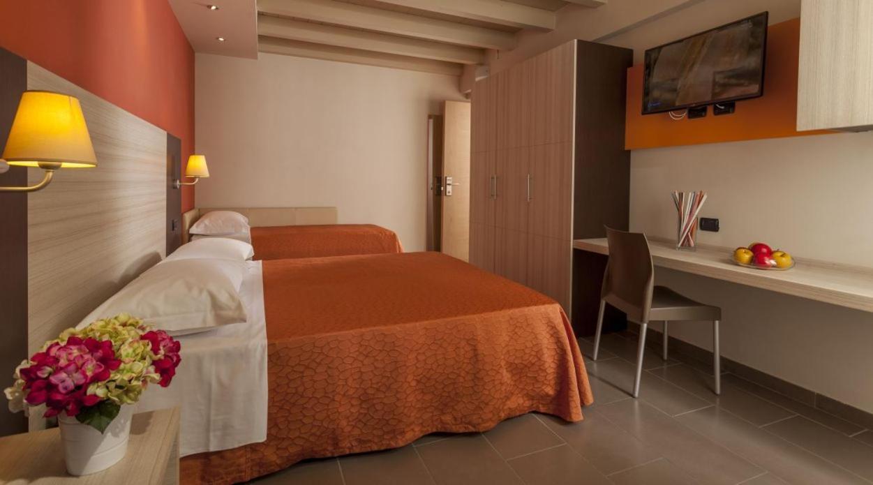רימיני Hotel Aurora Mare מראה חיצוני תמונה